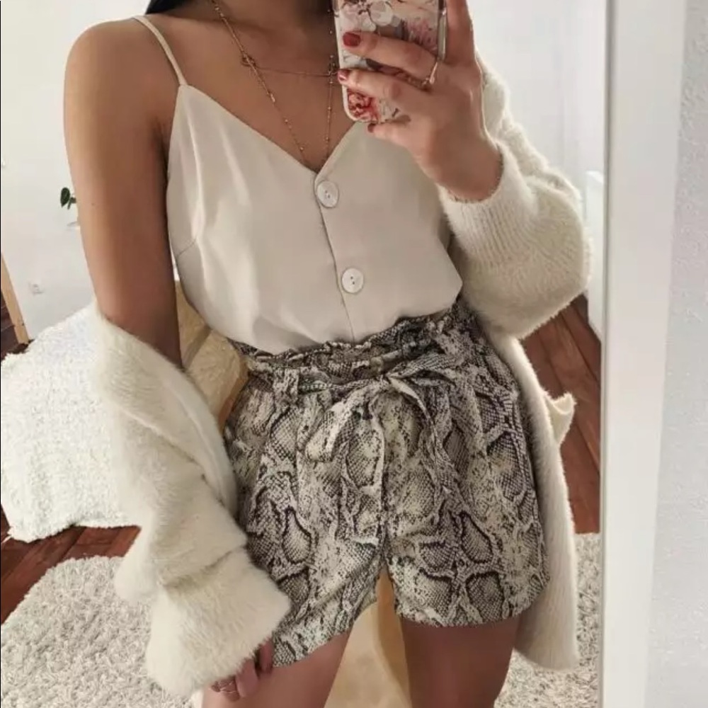 Boho snakeskin print paperbag shorts tan - Picture 4 of 5